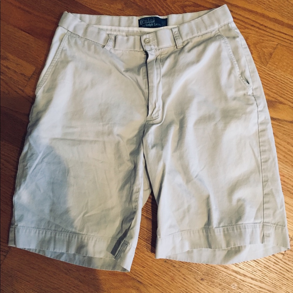 Men’s khaki shorts